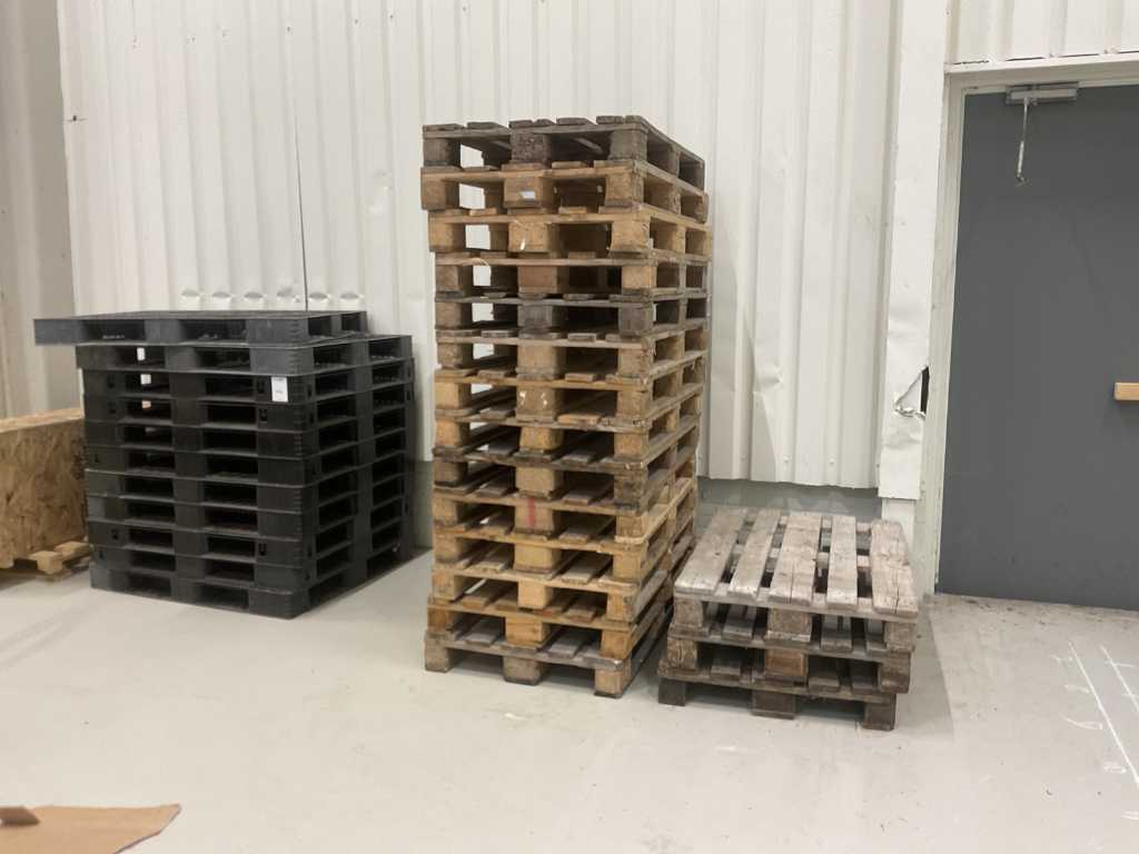 Lot of various pallets
