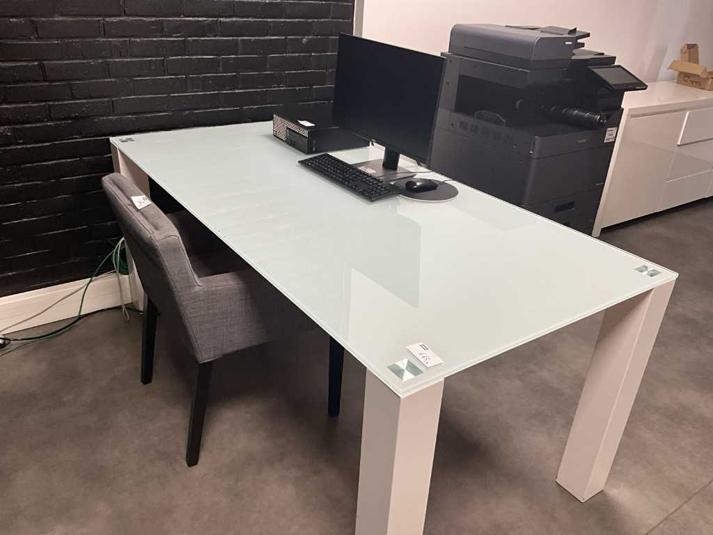 Tafel + stoel + sokkels zonder inhoud