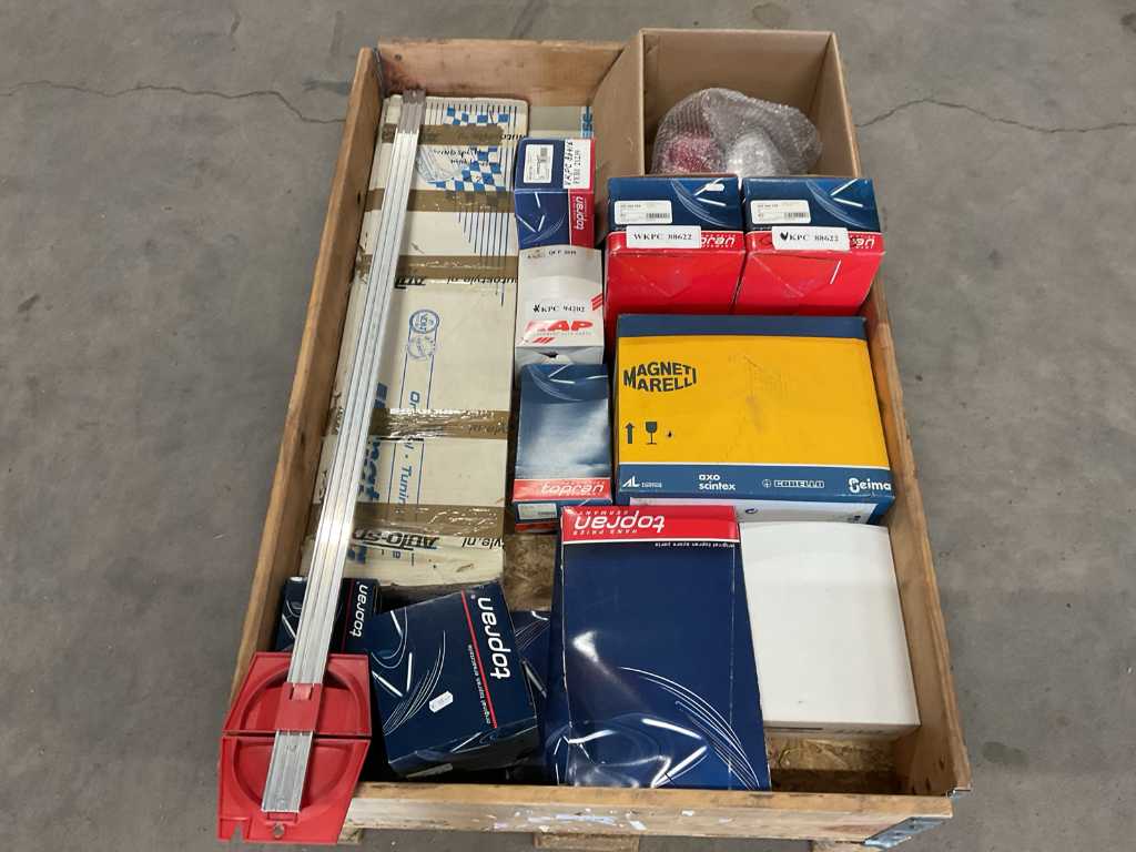 Batch of car parts, approx. 15 packages