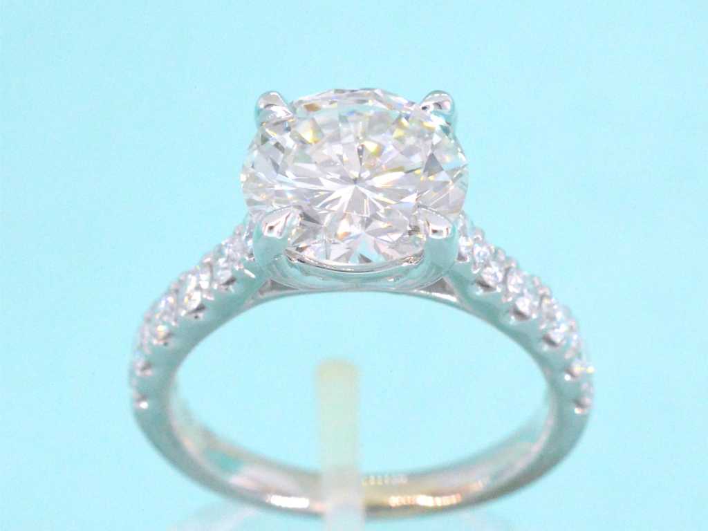 Gold diamond solitaire ring with a large diamond of 5.00 carats
