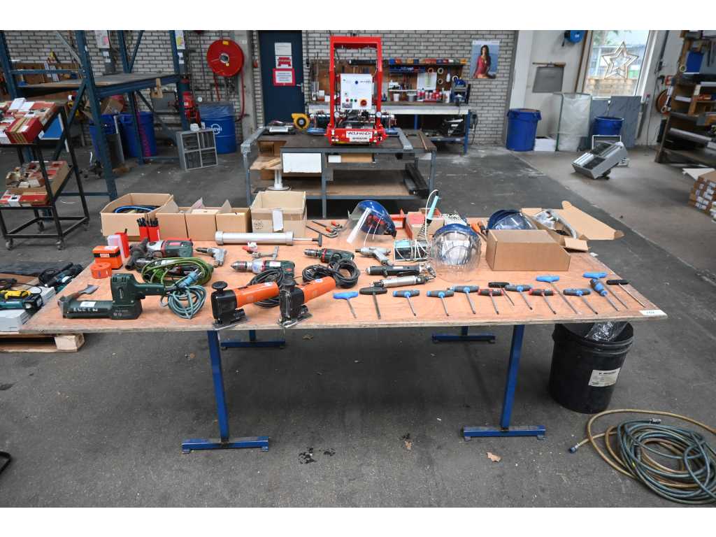 Grande lotto di utensili manuali Gedore, Fein, ecc. (elettrici e pneumatici) e materiali per l'installazione