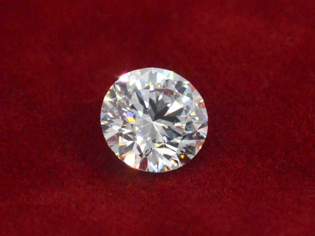 Diamond - 2.01 carats Brilliant cut diamond (certified)