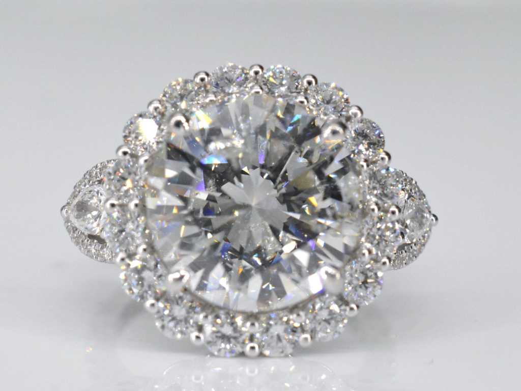 Inel din aur alb cu diamant central de 7,00 carate înconjurat de strălucitor.