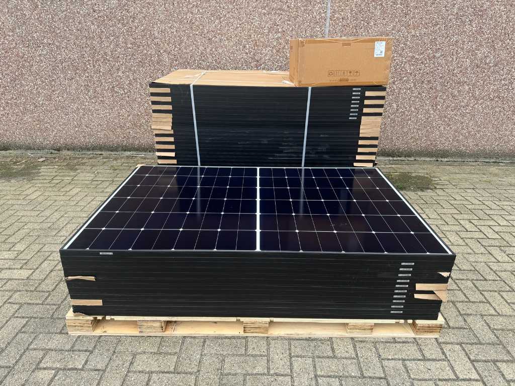Longi - set of 42 solar panels (430 wp) and 1 Goodwe 20K inverter (total 18.060 wp)