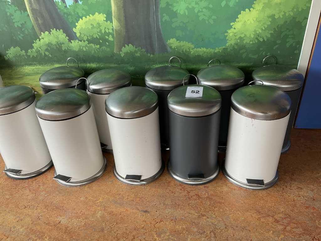 Waste bins & trash cans (7x)