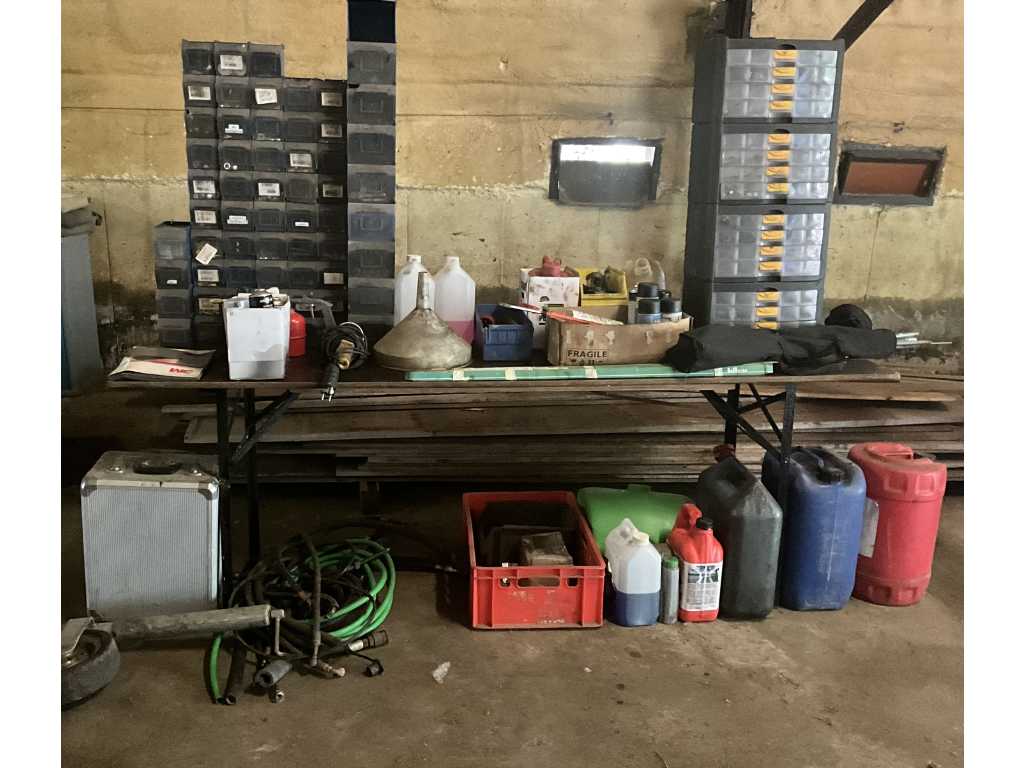 Batch of warehouse accessories and tools