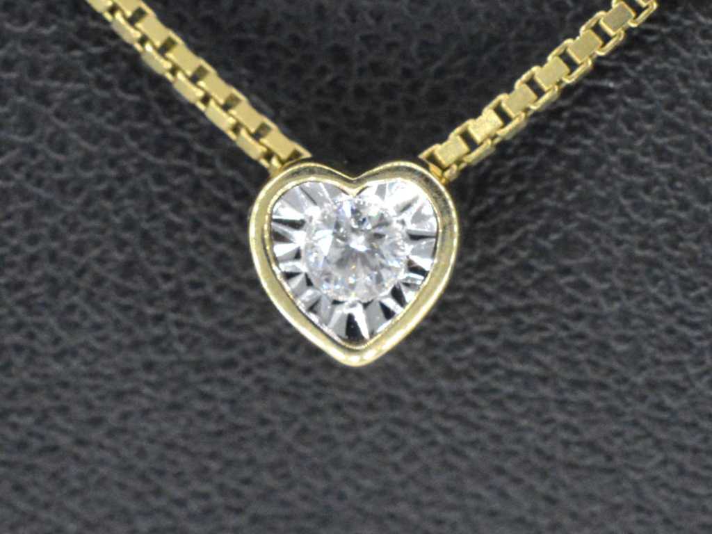 Gouden hanger met een briljant geslepen diamant in hartvorm