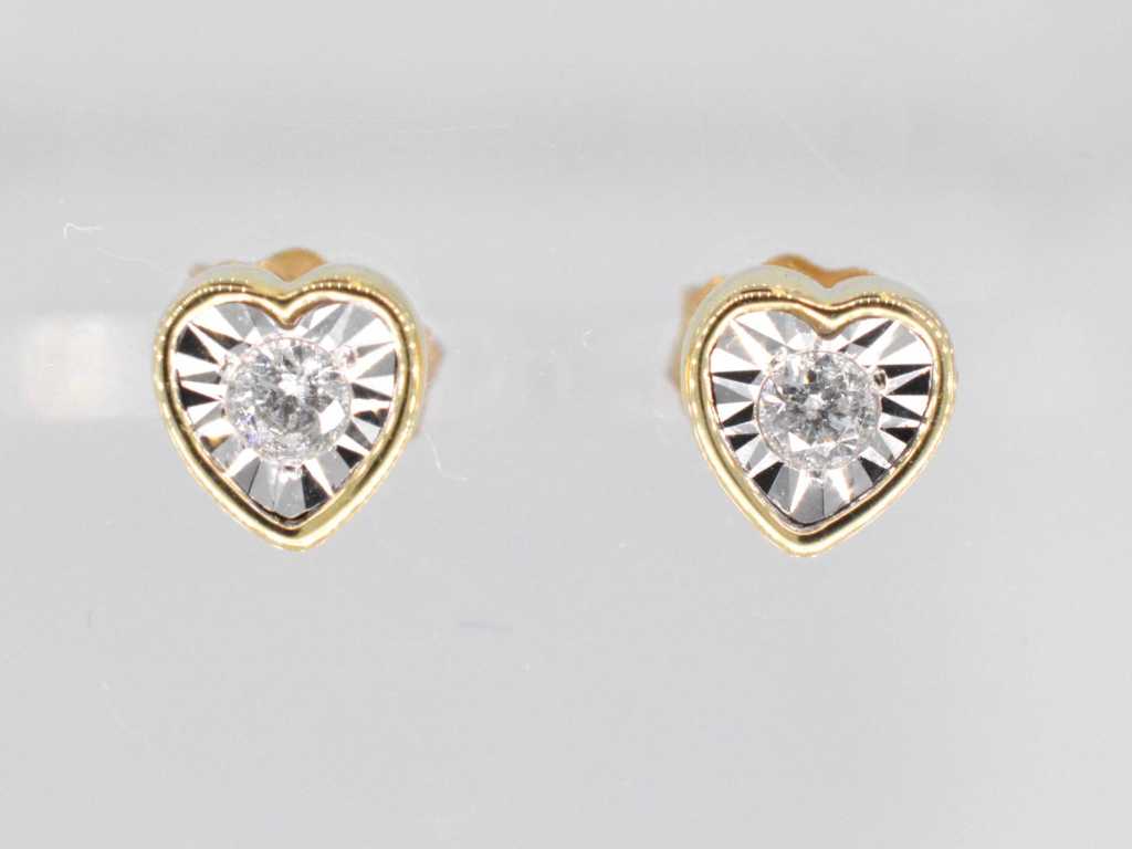 Cercei de aur cu un diamant tăiat strălucitor în formă de inimă