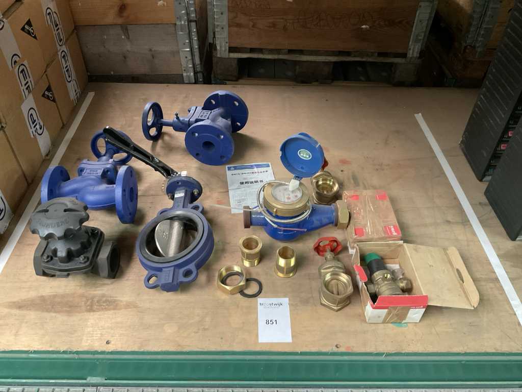 Batch of various water installation equipment