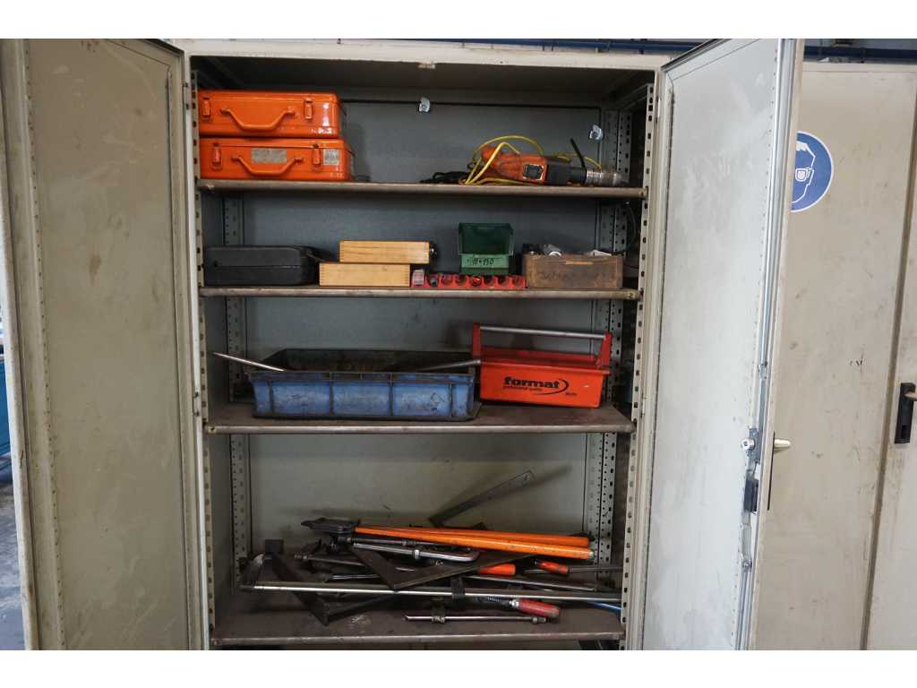 Armoire de rangement avec outils électriques et équipement