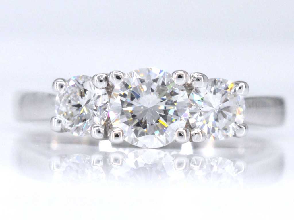Witgouden trinity ring met briljant geslepen diamanten