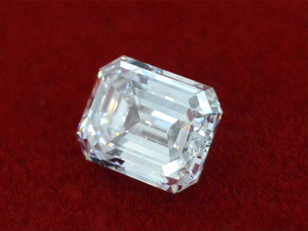 Diamond - 1.00 carat Emerald cut diamond (certified)