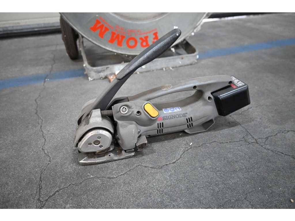 Fromm - Strapping reel with Signode BHC cordless strapping machine