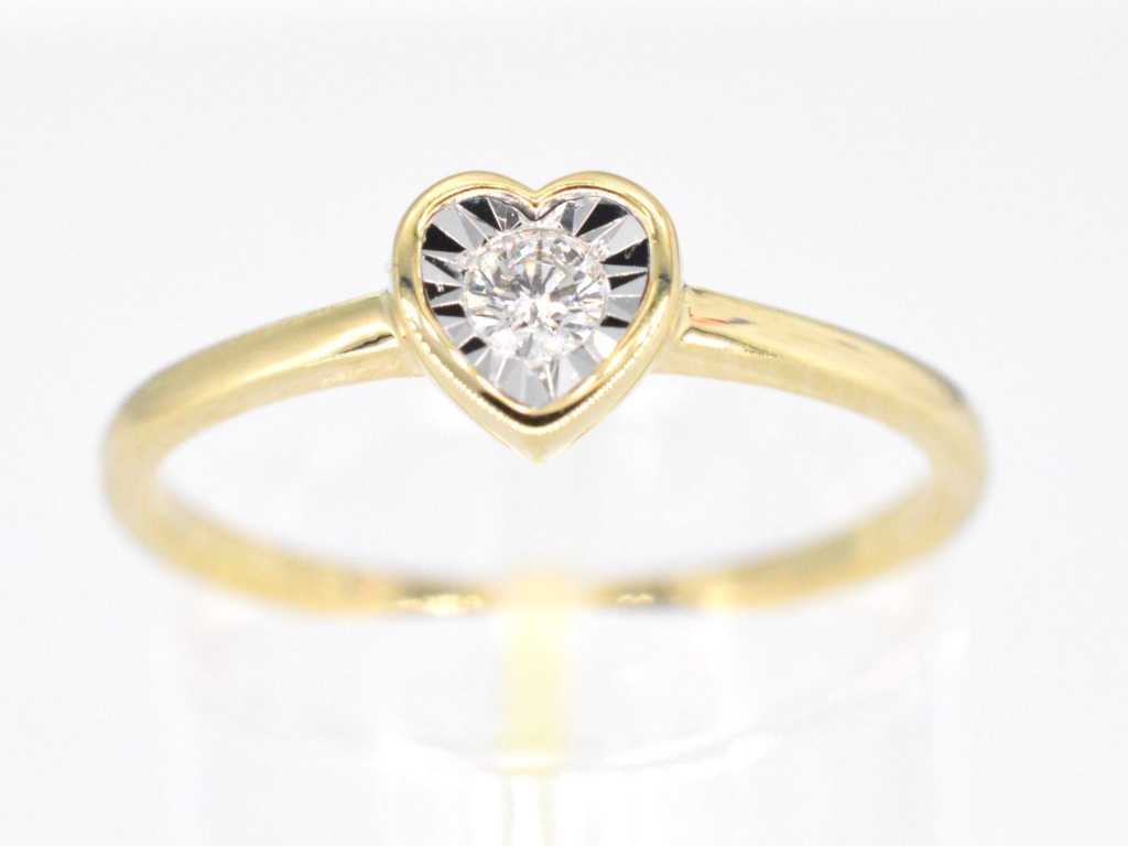 Złoty pierścionek z brylantem o szlifie brylantowym w kształcie serca