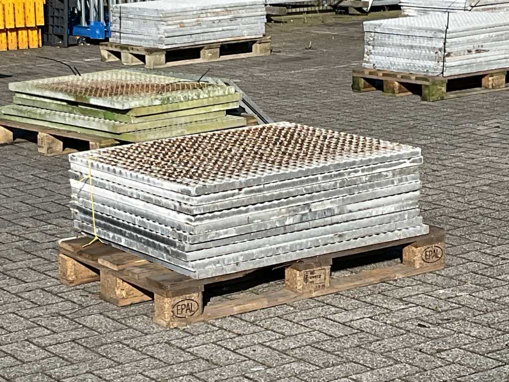 Podea cu grătare metalice (10x)