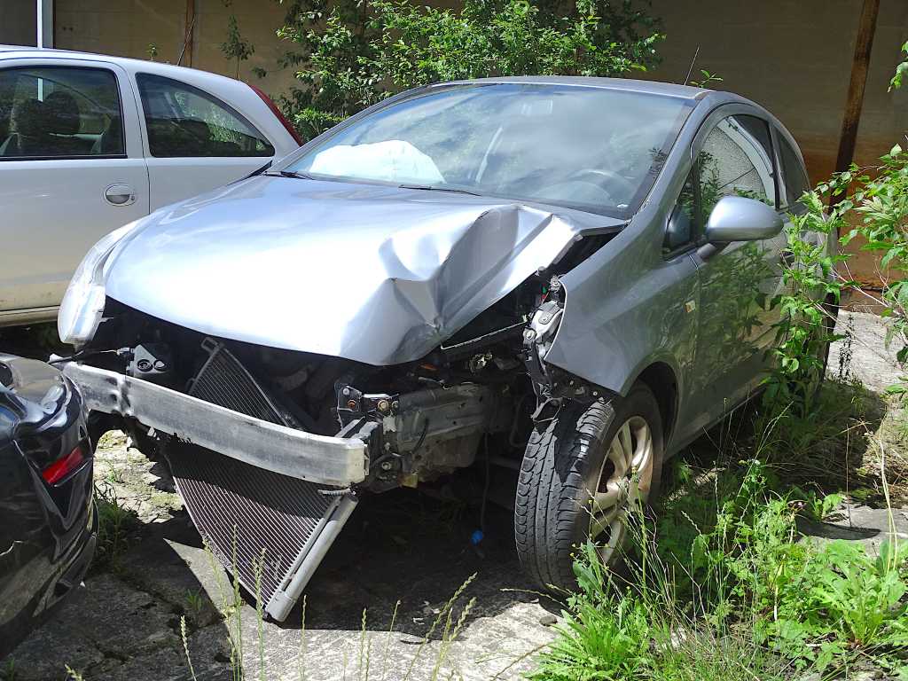 Opel Corsa (baza de proiect / masina accident)