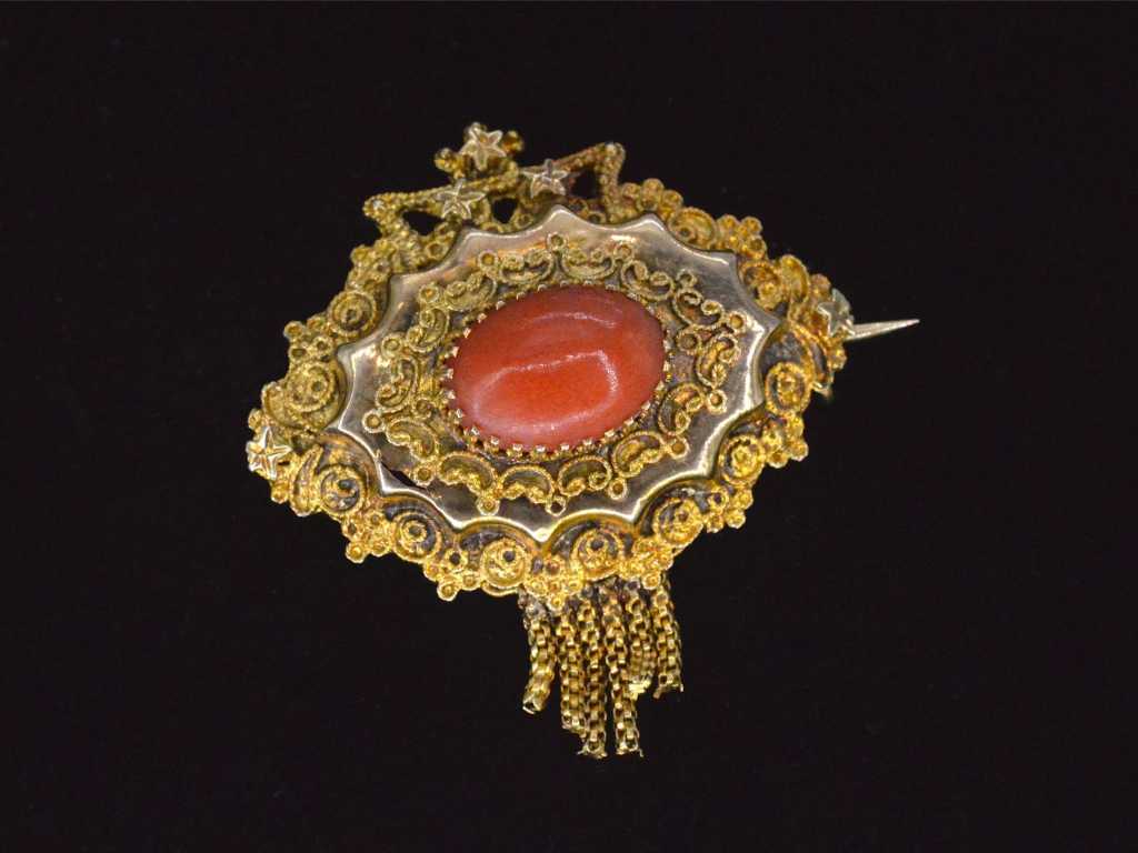 Gold brooch with blood coral