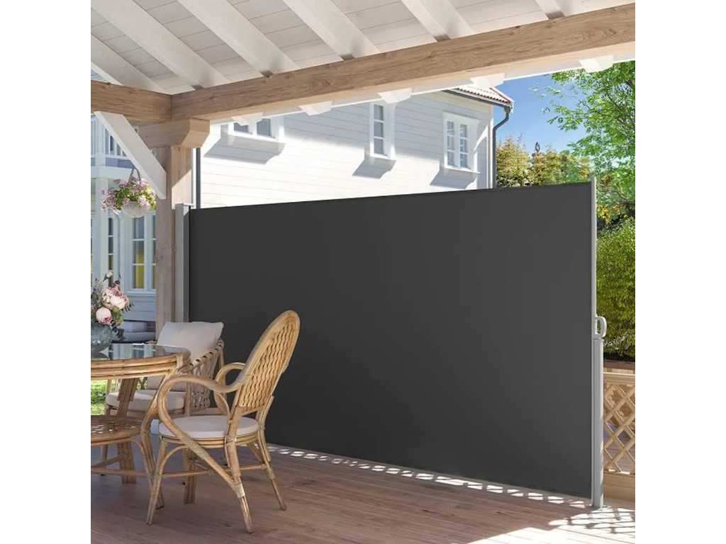 Retractable outdoor screen, 180 x 450 cm