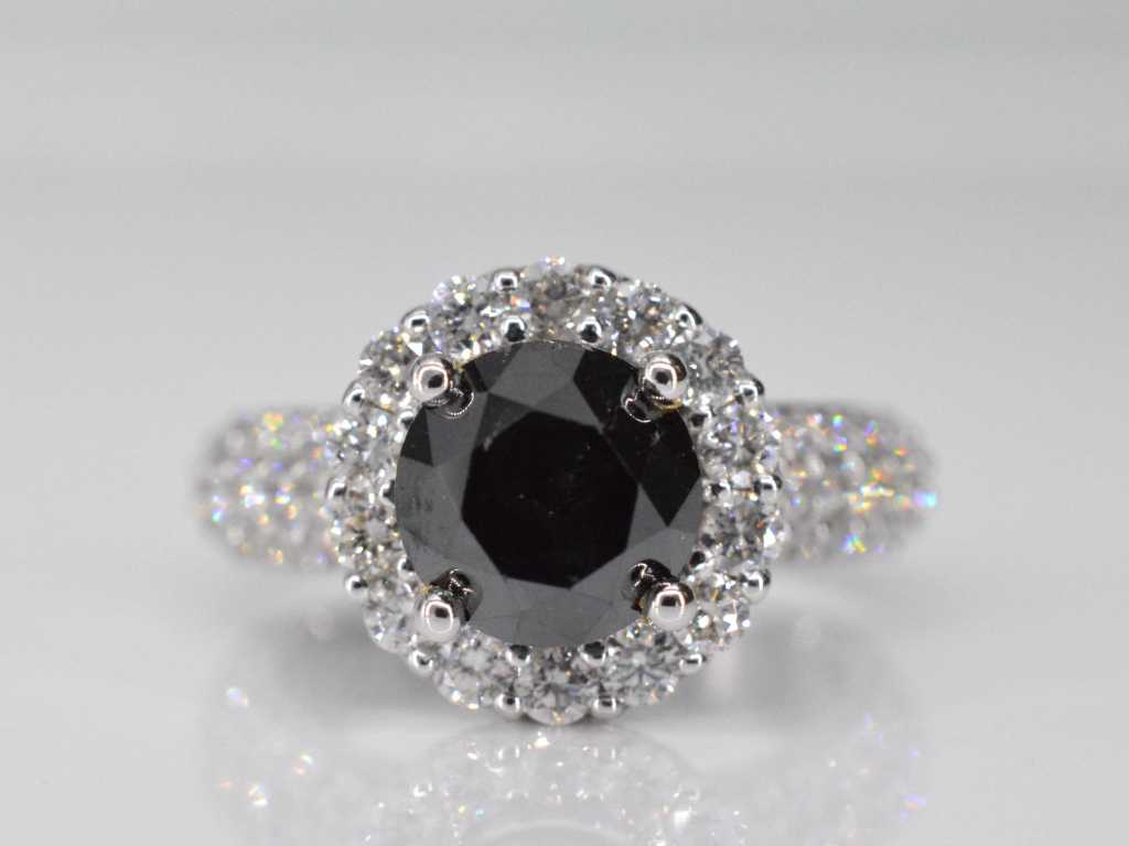 Witgouden entourage ring met grote diamanten en een zwarte diamant
