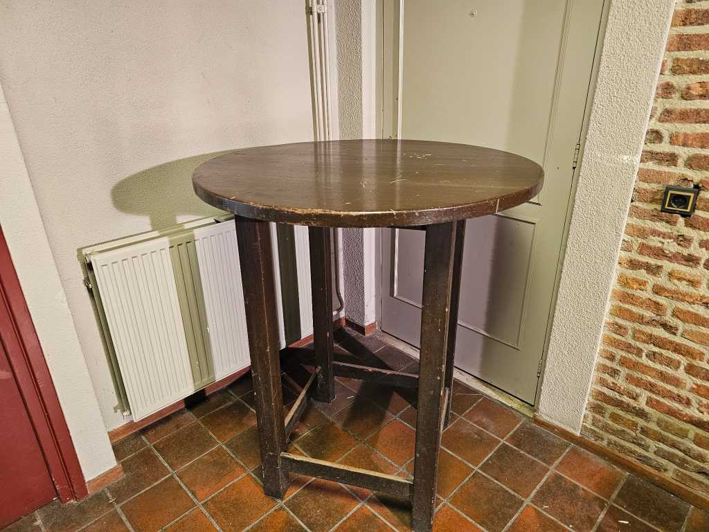 Drewniany stół barowy stojący