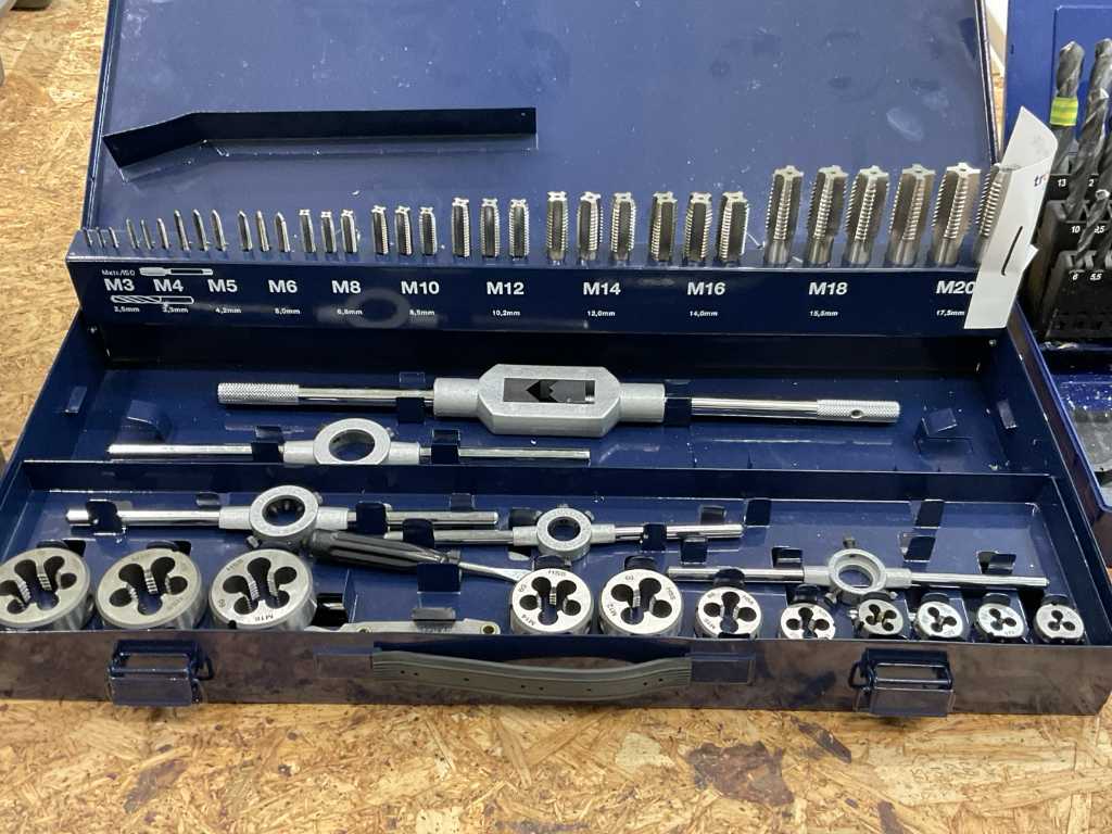 Threading tap and die set