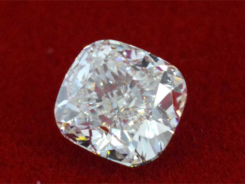 Diamond - 1.50 carats Cushion shape cut diamond (certified)