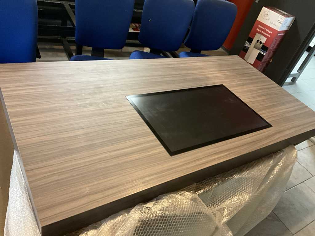 Bureautafel met ingebouwd touchscreen scherm