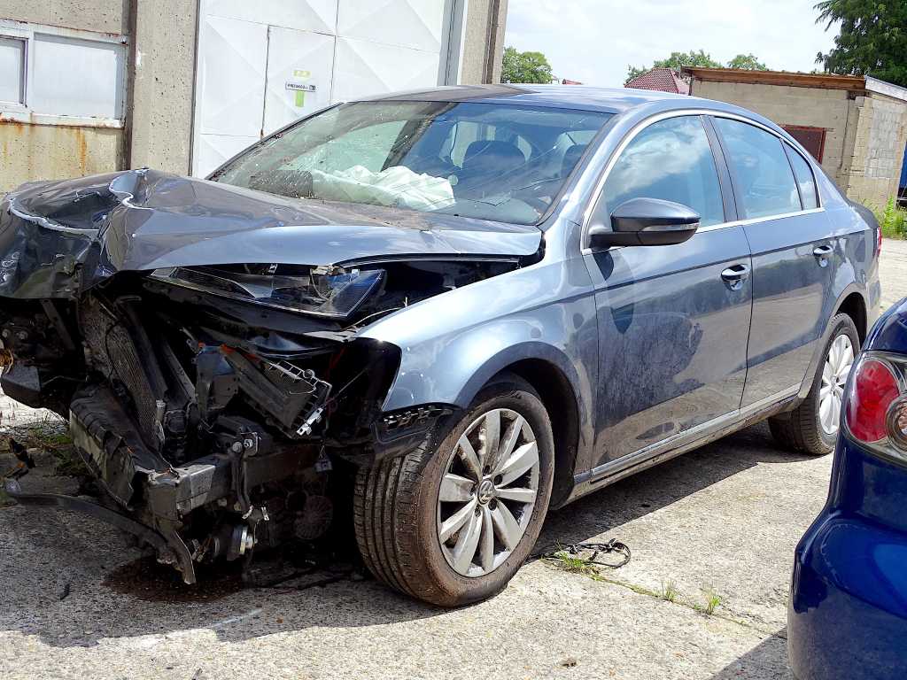 VW Passat TDI BlueMotion Automatic (baza de proiect / masina accident)