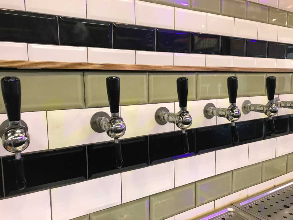 Wall faucets (5x)
