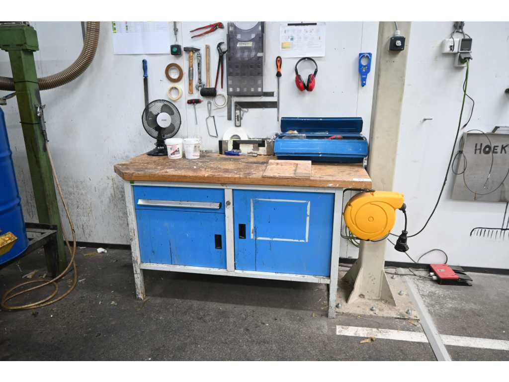 Bott - Stół warsztatowy z narzędziami i materiałami instalacyjnymi