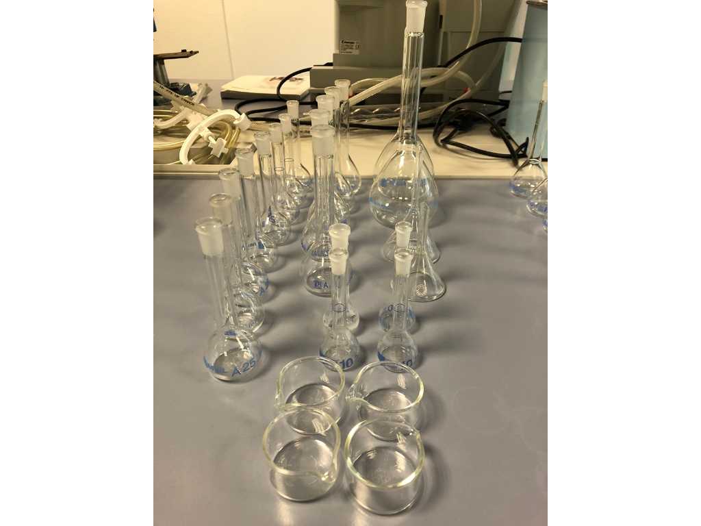 LABORATORY GLASSWARE: 25 small vials