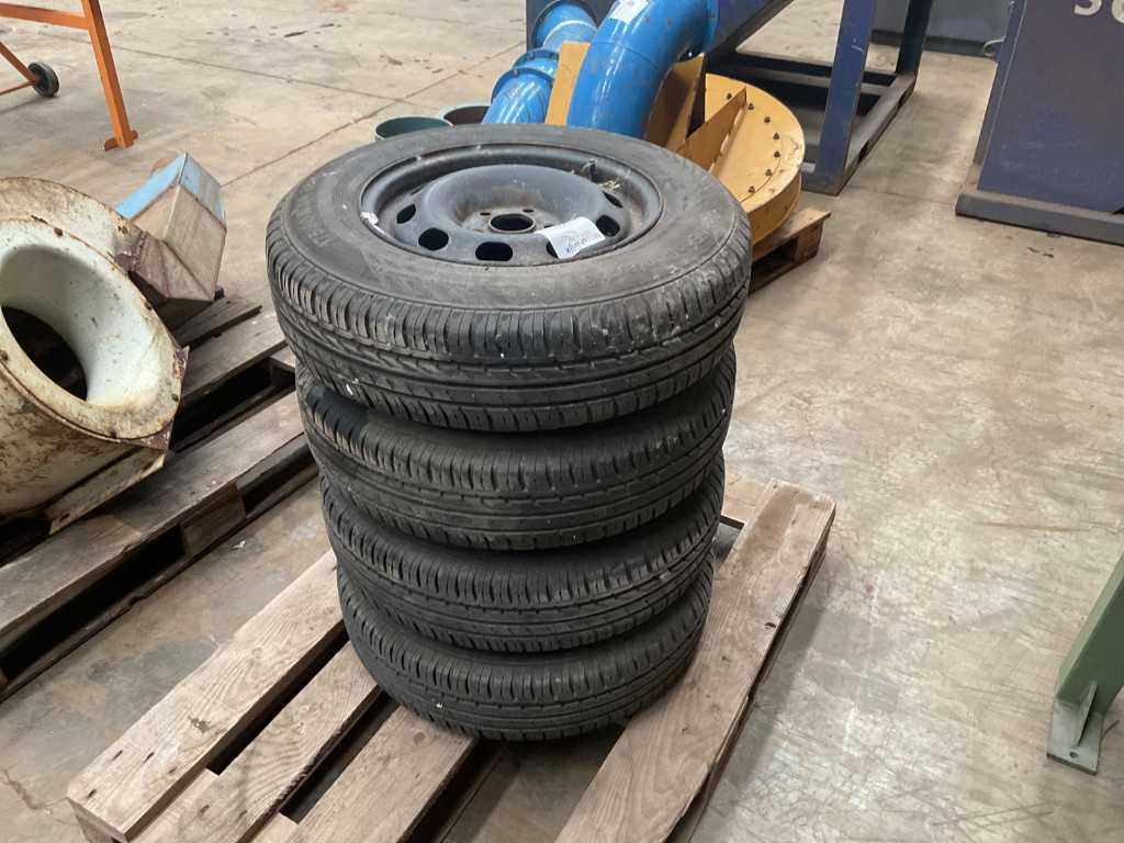 Tire on rim (4x)