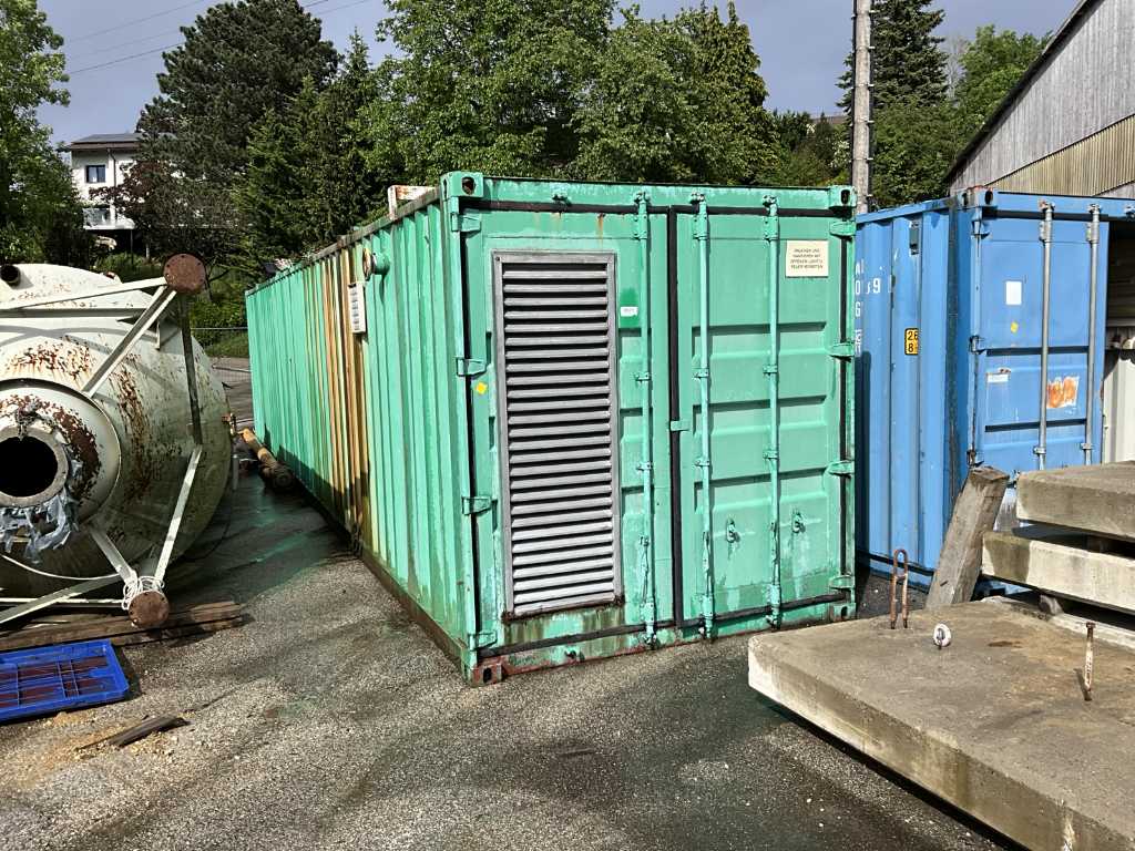 Shipping container with block heating power plant