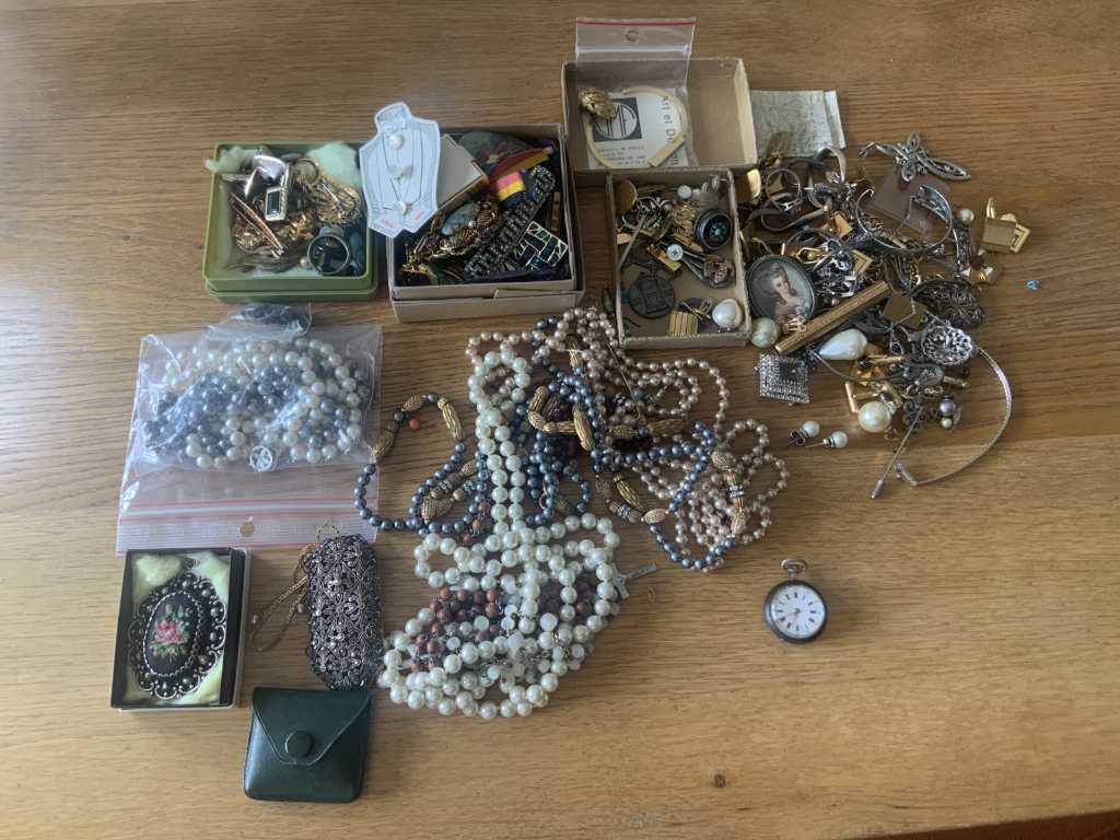 Party of miscellaneous jewelry
