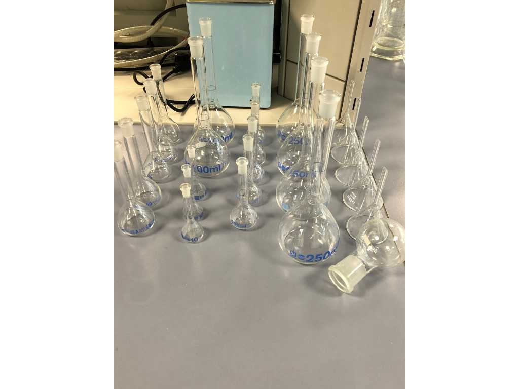LABORATORY GLASSWARE: 25 medium vials