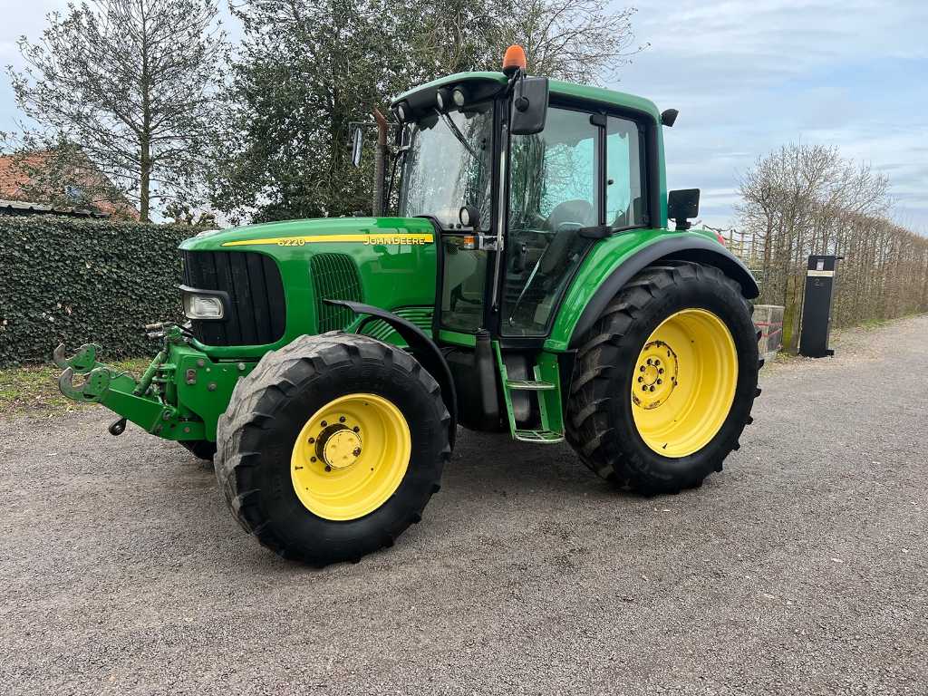 2002 - John Deere - 6220 - Four-wheel drive agricultural tractor 