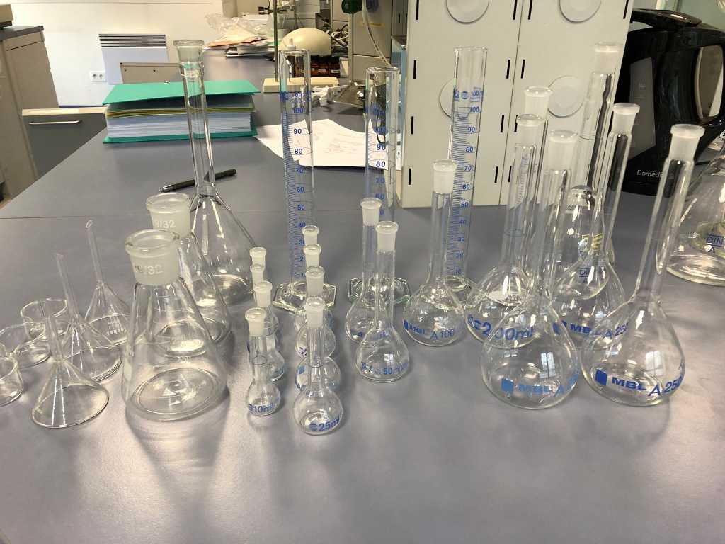 LABORATORY GLASSWARE: 13 medium vials