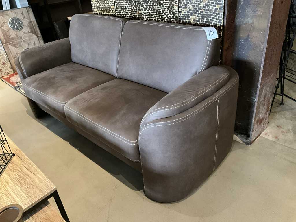 Sofa und Sessel mit Poufs