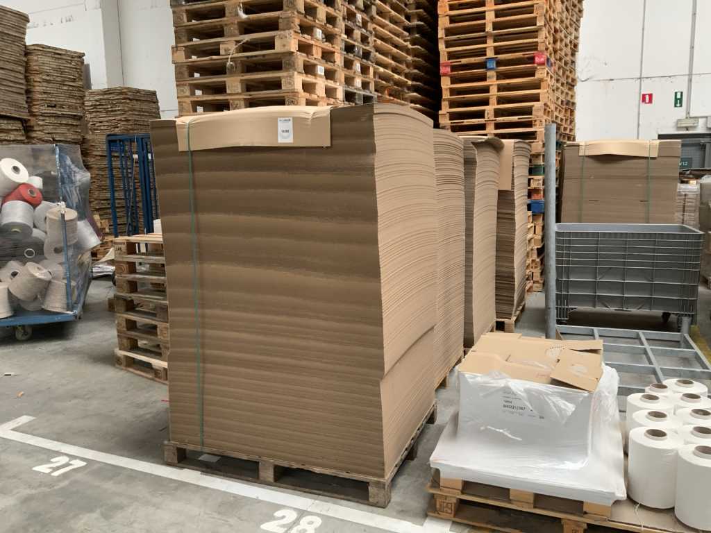 Pallet with cardboard intermediate sheets (9x)
