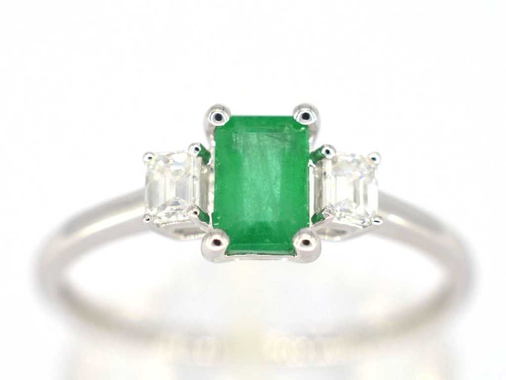 Witgouden trinity ring met diamanten en smaragd