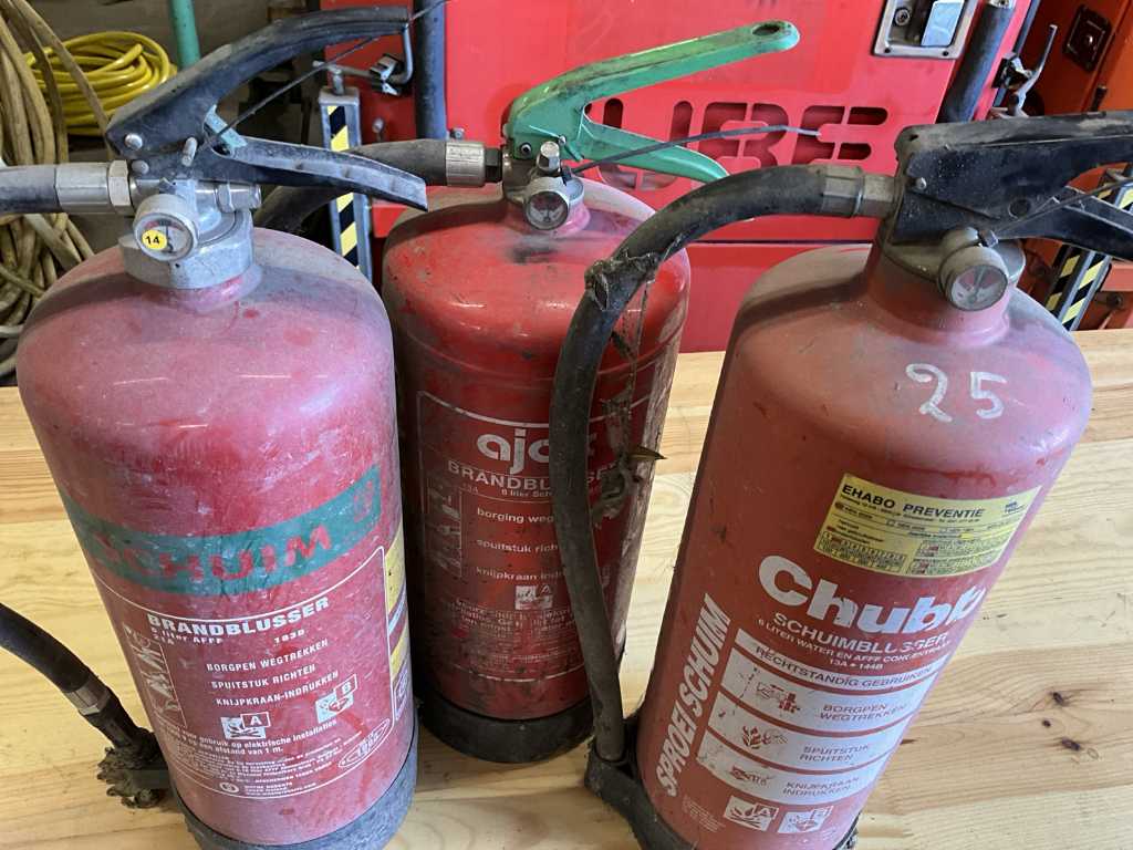 Fire extinguisher (3x)