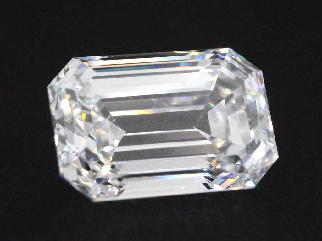 Diamond - 0.86 carat Emerald cut diamond (certified)