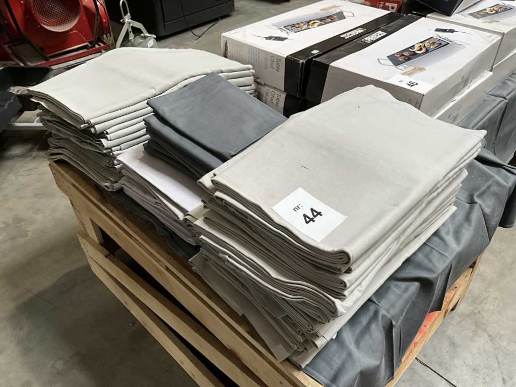 Batch of various table linen