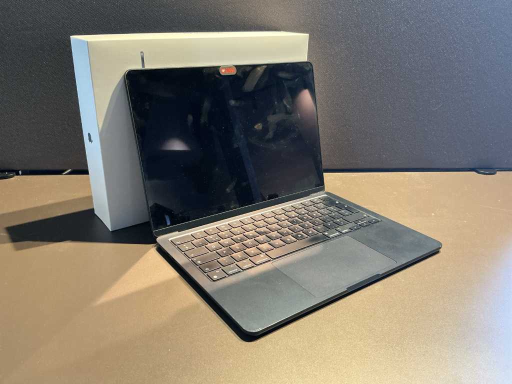 Computer portatile Apple Macbook Air da 13,6 pollici (A2681)