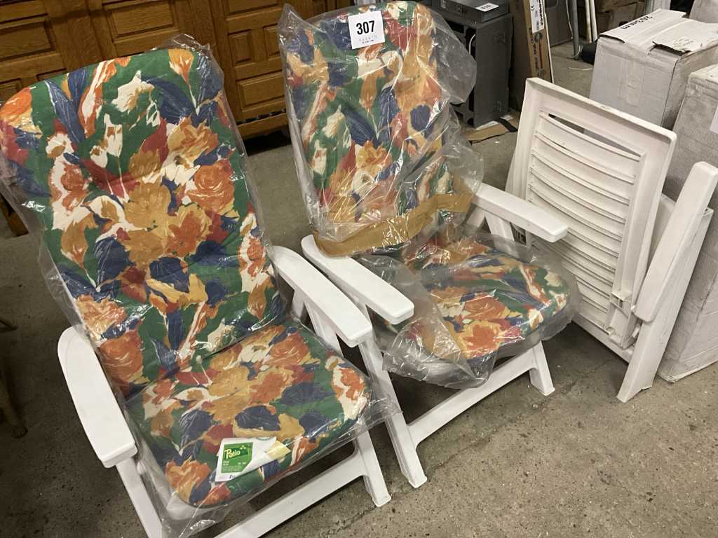 3 chaises de jardin en PVC différentes