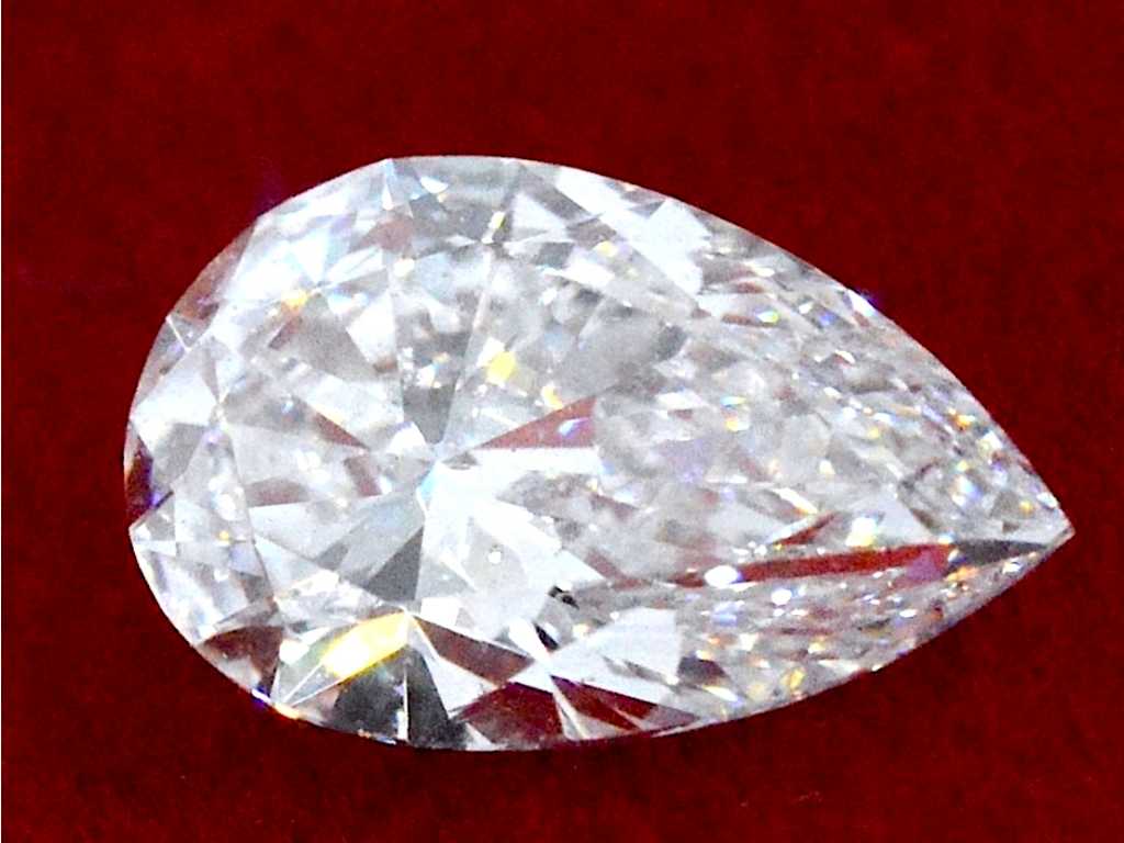 Diamond - 4.02 carats Pear shape cut diamond (certified)