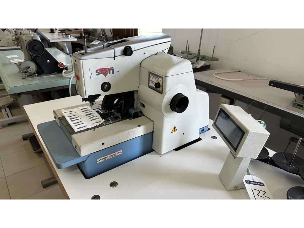 AMF REECE S211 Buttonholing Sewing Machines