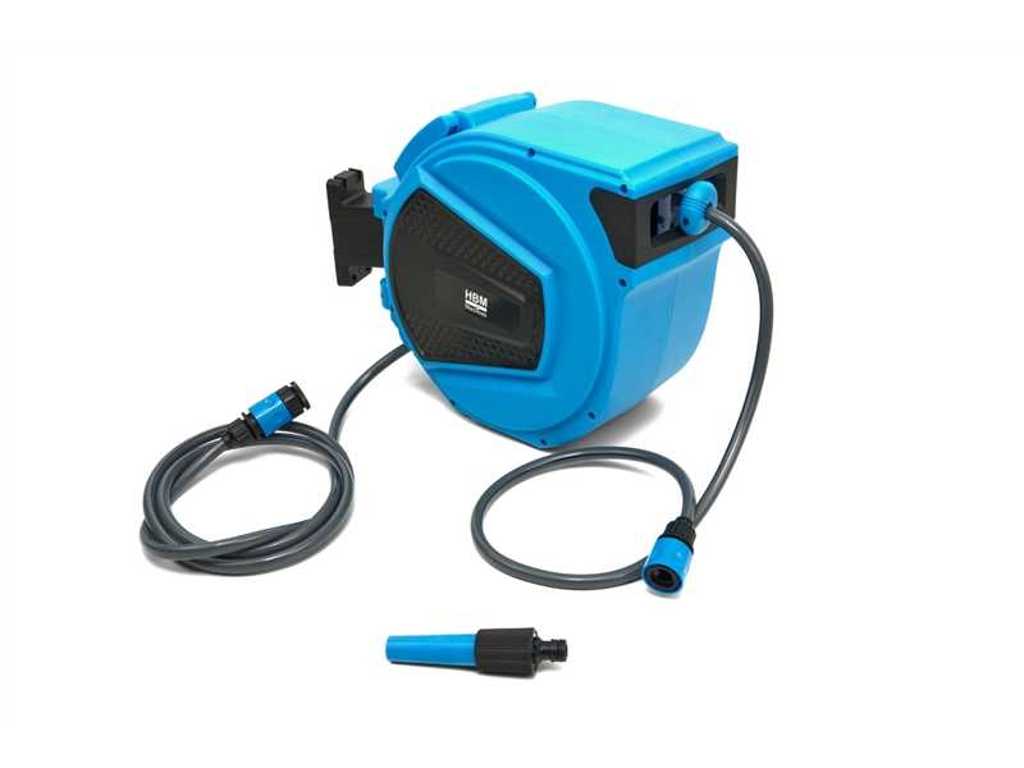 Water hose reel automatically retracting